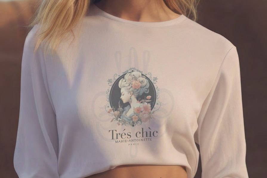 Uma blusa estampada Marie-Antoinette usada com saia rosé