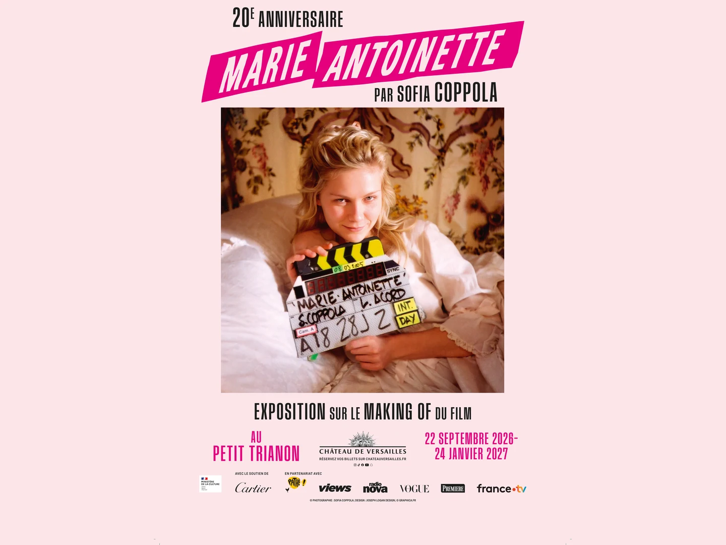 Il manifesto della mostra: Kirsten Dunst in costume con il ciak, sotto il titolo Marie Antoinette di Sofia Coppola